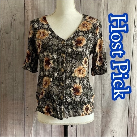 ✅Host Pick✅ Daytrip Button Front Blouse, Small - Picture 1 of 9